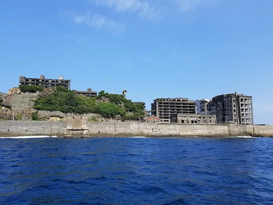 Бетонные дома и береговая стена острова Хасима, вид с моря