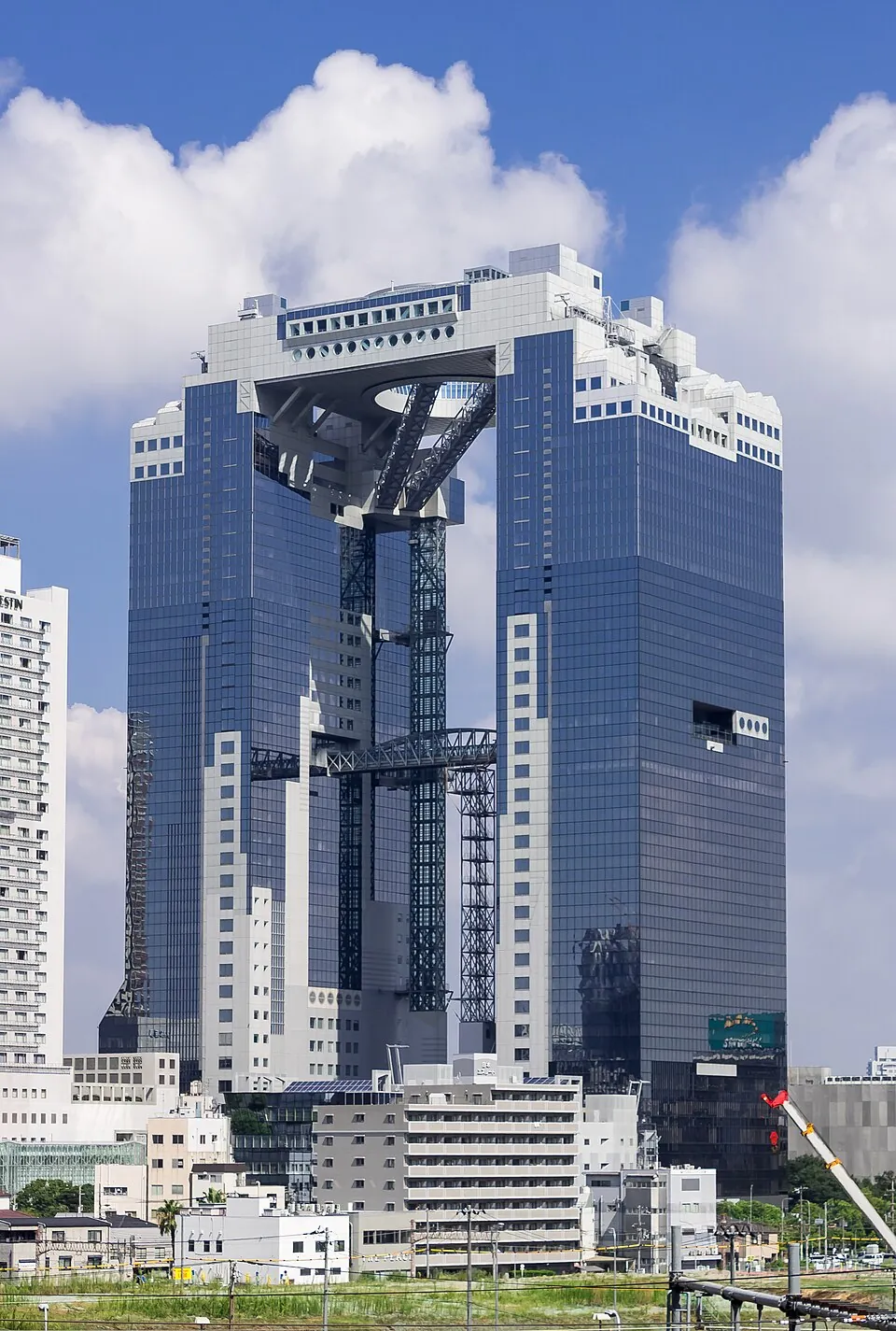 Две башни Umeda Sky Building с соединяющей их площадкой на фоне неба